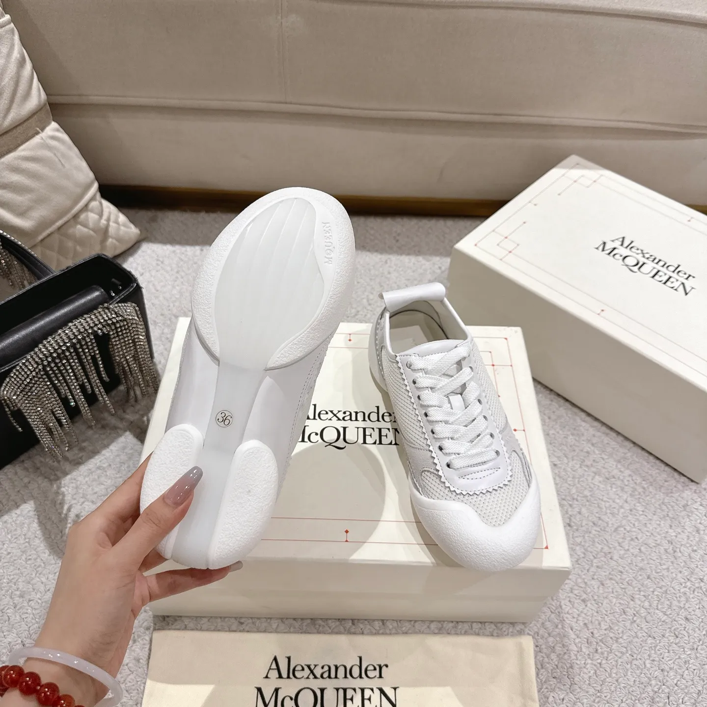 👟👟Ex-factory price 600👟👟 Men's size +10 2025 McQueen's new AIexanderMcQUEEN✅ The original quality has been certified! The original version is reproduced 1:1, and the latest lace-up casual shoes are released simultaneously. • McQueen logo • Round toe box • Lightweight segmented sole design, made of imported stretch breathable fabric + grained cowhide, soft inner lining and insole, comfortable for walking and not stuffy on the feet. Five colors: black/white·white·off-white·black/brown·yellow Fabric: grained cowhide + stretch fabric + cow suede Insole: imported sheepskin Women’s model: 35–40 (40 for women is not returnable) Men’s model: 39–45 (45 for men is not returnable)